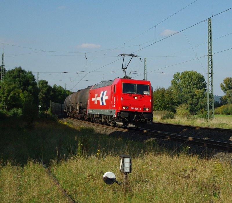 Die 185 605-3 der HGK legt sich mit ihrem Kesselwagenzug bei Friedland (HAN) in die Kurve. Aufgenommen am 27.09.2009.