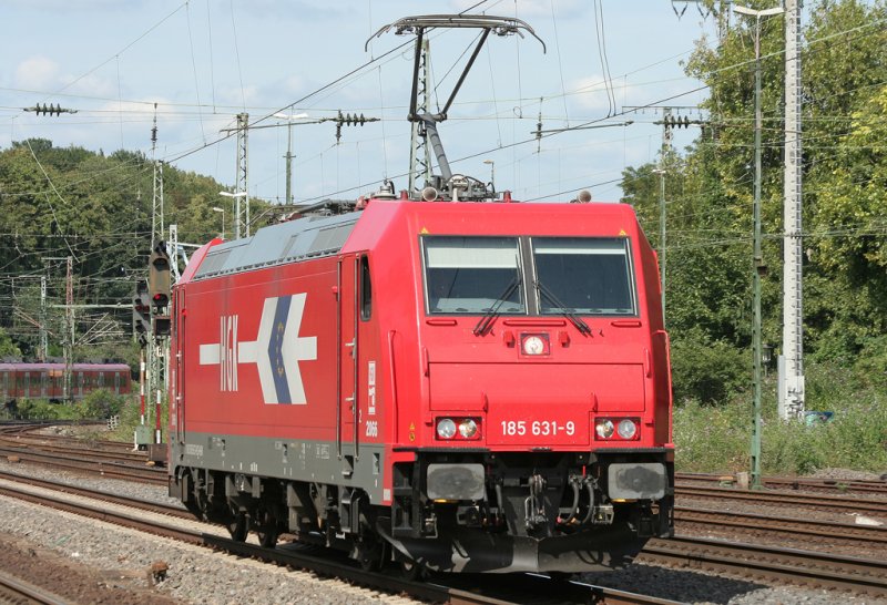 Die 185 631-9 mit einem gut gelaunten Tf durchfhrt Kln West Lz am 31.07.2009, besten Gru an den Tf zurck ;-)