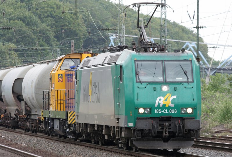 Die 185-CL 006 der Rail4Chem zieht einen Kesselwagenzug mit einem unbekannten Diesellok durch Kln West am 11.07.2009