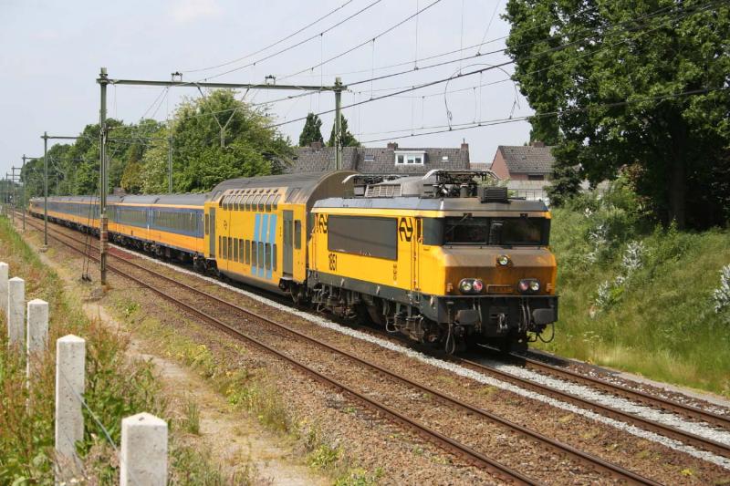 Die 1851 luft hinter IC833 Amsterdam Maastricht am 25-5-2005 bei Elsloo lb