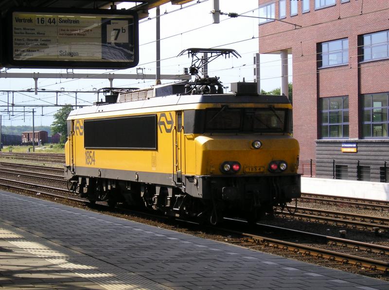 Die 1854 wartet auf ihren nchsten Einsatz. Es fahren fters einzelne Loks in Amersfoort herum, die sind aber immer fr den Gterverkehr und vom Privatbetreiber Railion, diese Lok aber ist von der NS, also eher eine Seltenheit.

Amersfoort, 29.07.2005