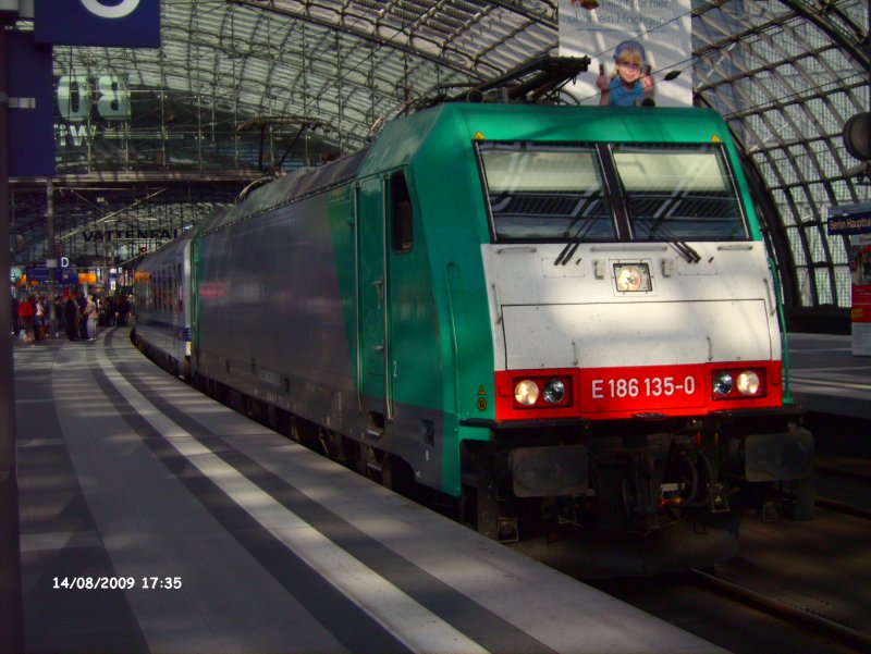 Die 186 135-0 bringt pnktlich die Gste zur Erffnung der Leichtathletik-Weltmeisterschaften aus Warschau nach Berlin. Der Warschau-Express in Berlin Hbf am 14.08.2009.