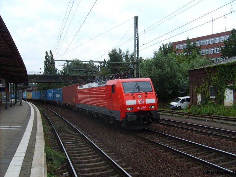 Die 189 011-1 steht am 26.6.07 mit einem Containerzug in Hamburg-Harburg und wartet dort auf die Weiterfahrt