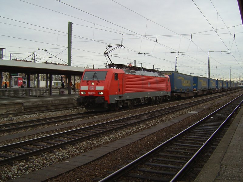 Die 189 011 mit einem KLV Zug am 01.12.2007 bei der Durchfahrt in Mnchen Ost.