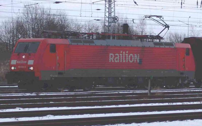 Die 189 023-5 kommt mit 51844 aus Nrnberg in der Einfahrgruppe Rostock-Seehafen an.Aufgenommen am 26.01.05