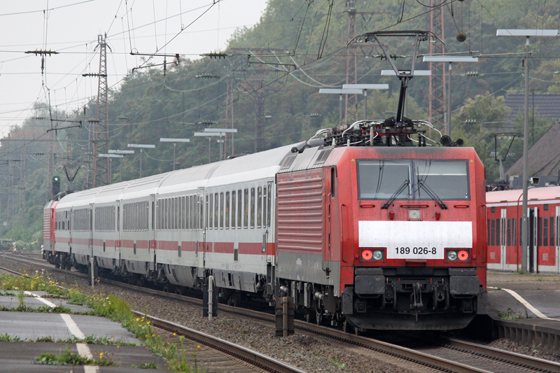 Die 189 026-8 mit einen ICE Esatzzug von Hamm nach Kln in Wuppertal Vohwinkel am 23,09,09