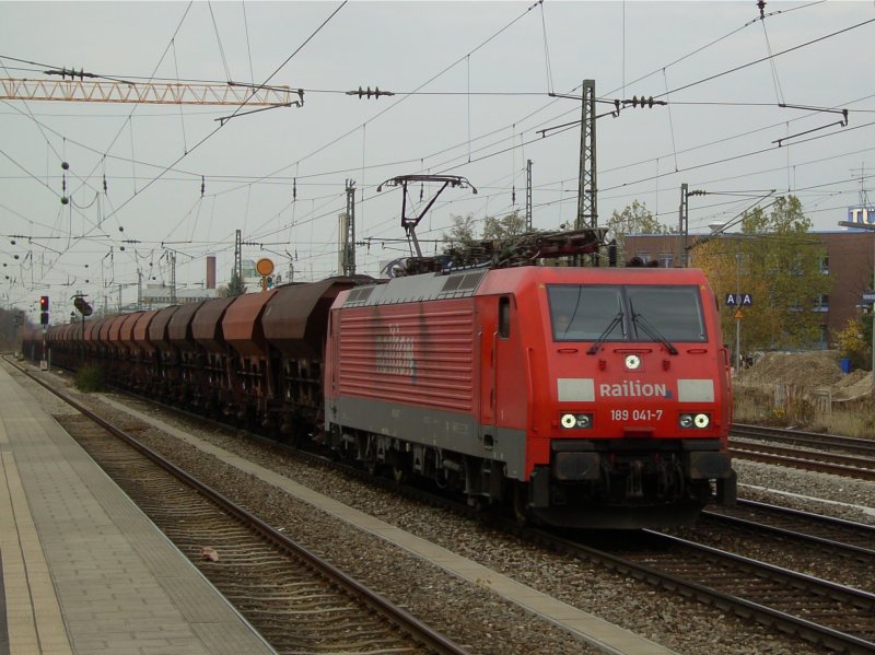 Die 189 041 mit einem Kohlezug am 08.11.2008 bei der Durchfahrt am Heimeranplatz (Mnchen). 