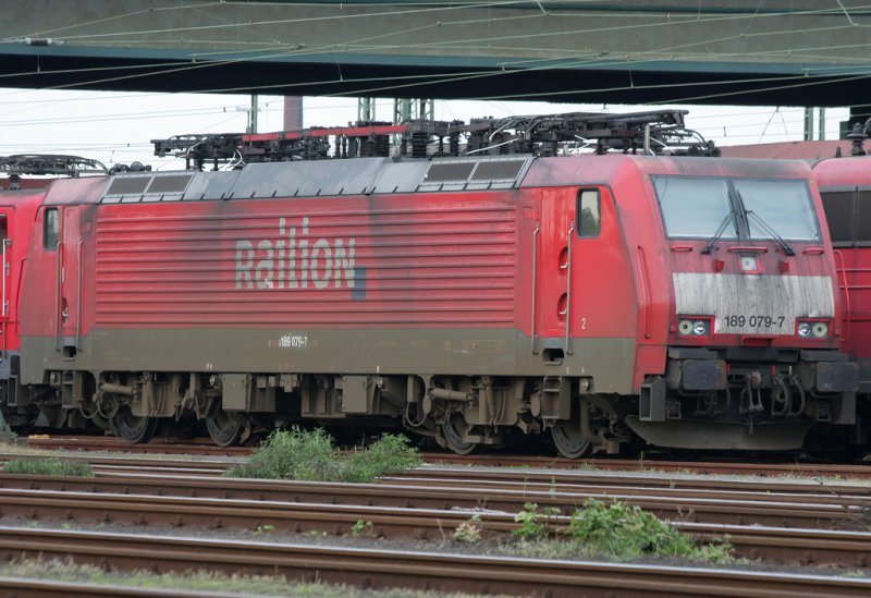 Die 189 079-7 steht abgestellt in Neuss HBF am 02.05.2009