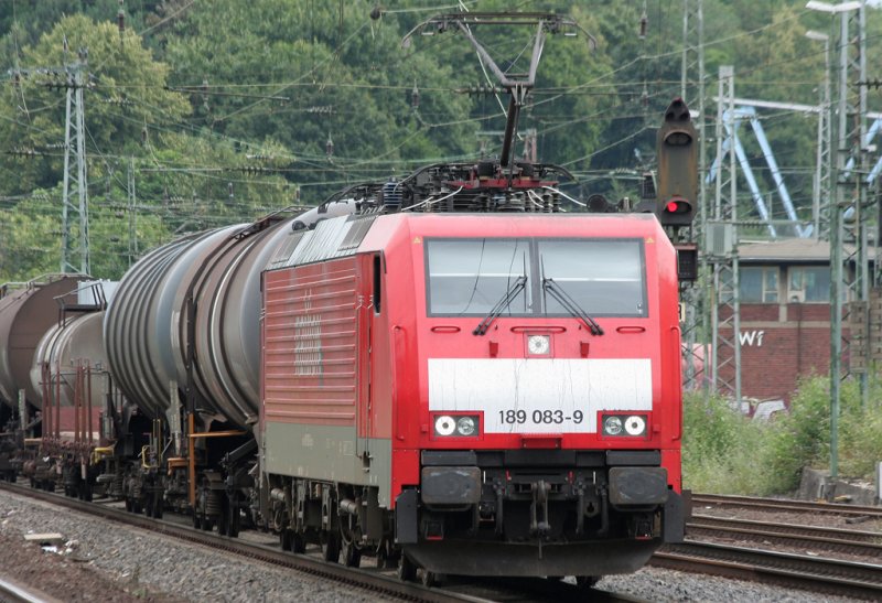 Die 189 083-9 zieht einen gemischten Gterzug durch Kln West am 11.07.2009