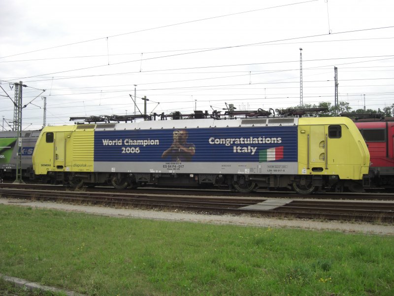 Die 189 917-8  Weltmeister-Lok 2006  ES 64 F4 am 12-07-2008 ab-
gestellt im Rangierbanhof Mnchen Nord.