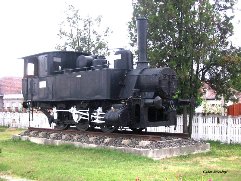 Die in 1890 gebaute Lok 377 092 als Denkmal in Balassagyarmat.
Fotografiert am 03.08.2007.