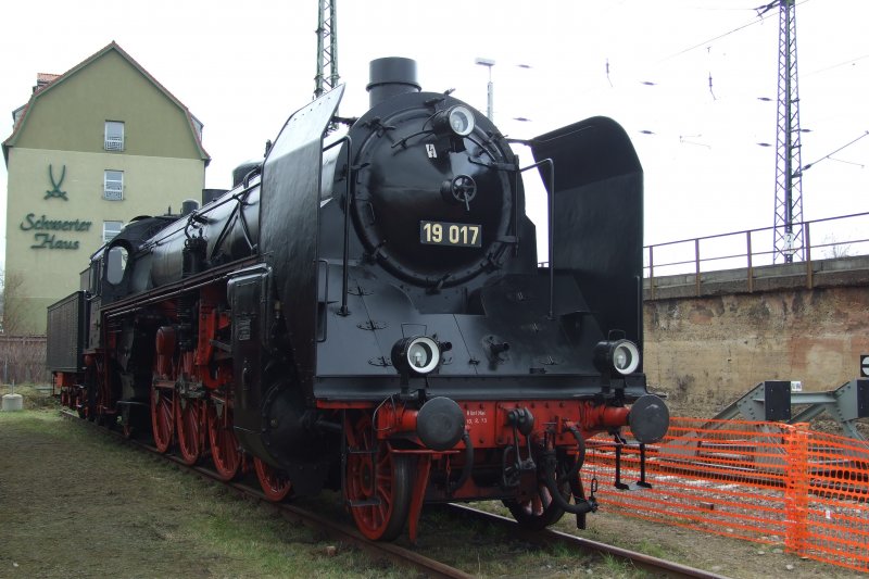 Die 19 017 (Bj. 1922) ist stndiger Bestandteil des VMD Dresden und stand zur Schau am 22.3.09 anlsslich der Saisonerffnung des VMD.
Dresden, der 22.3.09