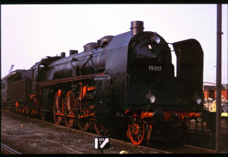 Die 19 017  Sachsenstolz  in Fotopose bei herrlichem Wetter w�hrend des Dresdner Dampfloksfestes 1999. Bei dieser massigen Loks, wirken die zierlichen Pufferh�lsen, wie Streichh�lzer.