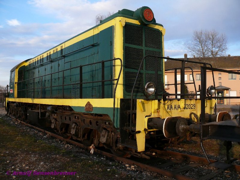 Die 1947 gebaute A1A-A1A 62029 tat bis 1984 bei der SNCF Dienst und ist heute in Volgelsheim am Rhein bei der Museumsbahn CFTR.
Dieser Mammut lebt: 1946-1947 erhielt die SNCF als Wiederaufbauhilfe 100 Dieselloks einer von Baldwin (BLW = Baldwin Locomotive Works) konstruierten Reihe aus den USA und Kanada. Da sie mit fast 110 Tonnen Leergewicht sehr schwer waren, erhielten sie dreiachsige Drehgestelle mit der Achsfolge (A1A)´(A1A)´. Bei der SNCF wurde daraus die Baureihe A1A-A1A 62000. Aus dem Versuch dies auszusprechen entstand der Spitzname „YaYa“ fr diese Loks. Der andere Kosename der schweren Loks war eben  Baldwin - Mammouth .
14.03.2009 Volgelsheim
