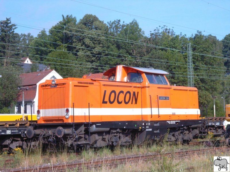 Die 1965 von der Maschinenfabrik Kiel (MaK) als V 100 2275 fr die Deutsche Bahn gebaute Lok gehrt seit 2005 der Locon Logistik und Consulting AG. Hier luft sie als Lok 210. Am 15. Juni 2007 ist sie im Bauzugdienst im Coburger Gterbahnhof eingesetzt.
