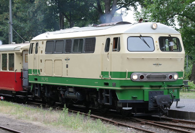 Die 1966 von Henschel erbaute D5 Schmalspurdiesellok der Brohltalbahn, mit Lampen der BR 215, zieht den Vulkanexpress in den kleinen Bahnhof Brohl, aufgenommen am 11.08.2009