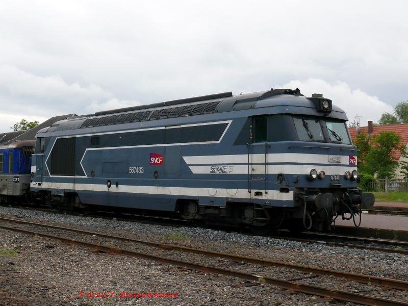 Die 1969 gebaute Streckendiesellok BB67433 der SNCF in Lauterbourg. Sie ist hier mit einer Wendezuggarnitur des Typs RIO gekoppelt. 
17.05.2007 Lauterbourg

