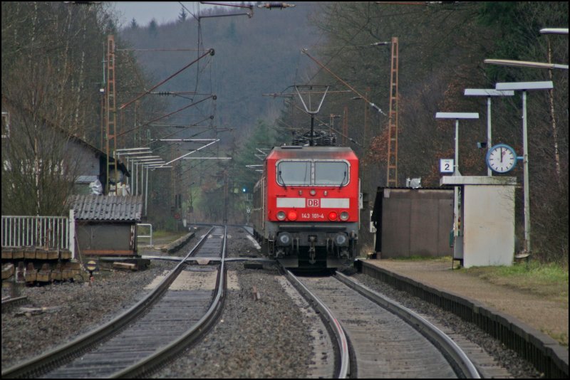 Die 1985 beim VEB Lokomotivbau Elektrotechnische Werke -Hans Beimler-, Hennigsdorf (LEW) gebaute 143 101 schiebt am 08.12.07 die RB91 (RB 39162)  RUHR-SIEG-BAHN  Richtung Hagen Hbf.