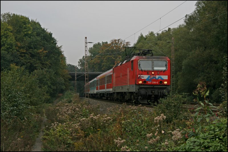 Die 1987 bei VEB Lokomotivbau Elektrotechnische Werke -Hans Beimler-, Hennigsdorf (LEW) gebaute Dortmunder 143 290 ist mit der RB91 (RB 39165)  RUHR-SIEG-BAHN  auf dem R�ckweg nach Siegen.