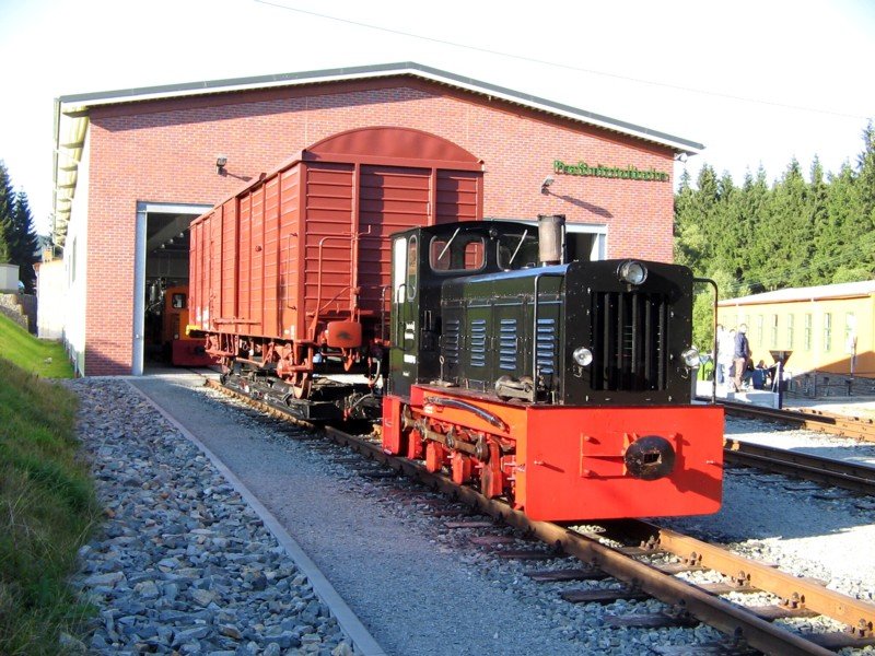 Die 199 007 der Pressnitztalbahn mit Rollwagen und aufgesatteltem Gbs