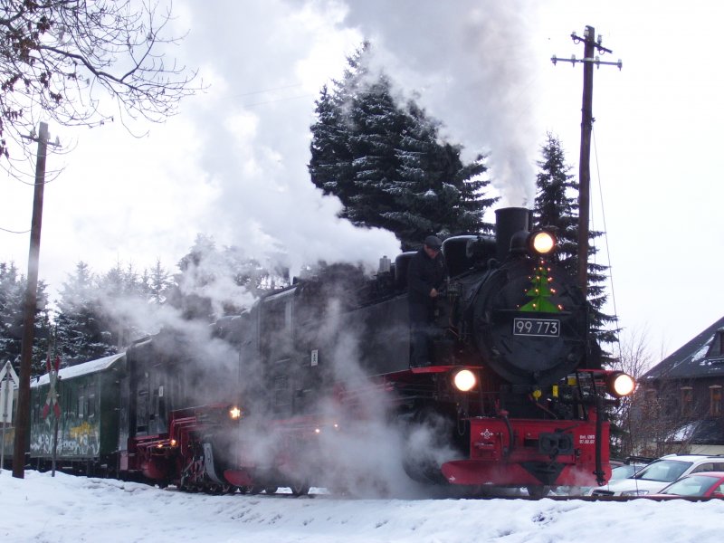 Die 1991 neu gebaute VII K 99 773 und eine Schwestermaschine sind gerade in den Haltepunkt Vierenstrae eingefahren. (26.12.08)