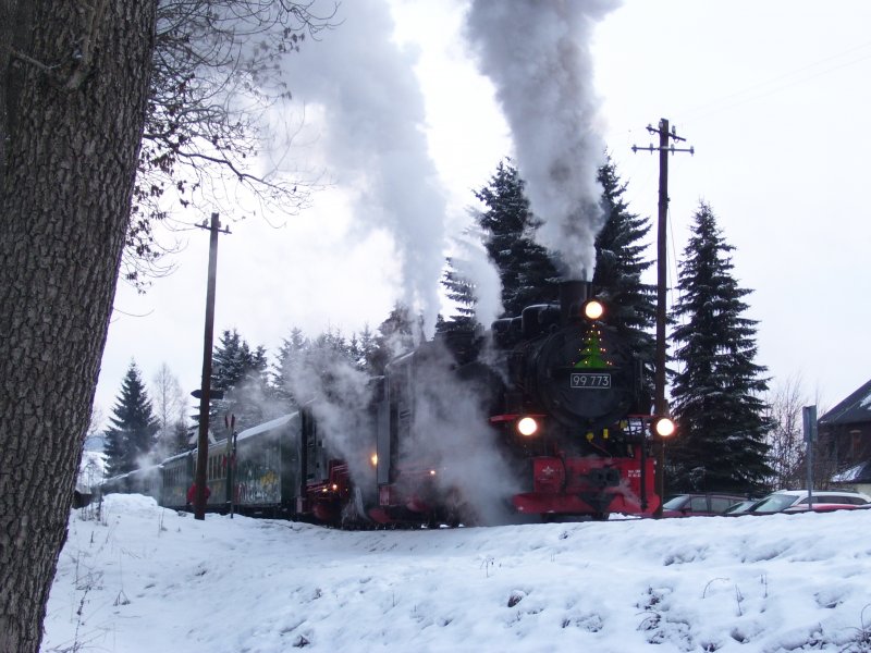 Die 1991 neu gebaute VII K 99 773 und eine Schwestermaschine warten im den Haltepunkt Vierenstra�e auf weiterfahrt. Bei 99 773 scheint die Luftpumpe Probleme zu machen. Der Lokf�hrer hat sie eine Zeit lang mit dem Hammer bearbeitet. (26.12.08)
