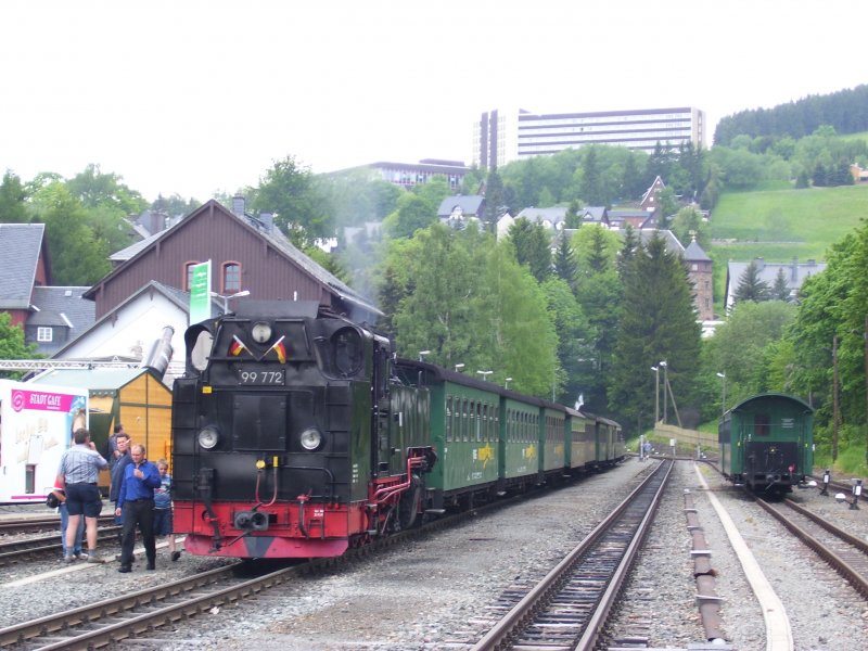 Die 1991 in im RAW Grlitz neu gebaute 99 772 steht mit einen beachtlich langen Zug (9 Wagen) am 01.06.08 abfahrbereit in Oberwiesenthal.