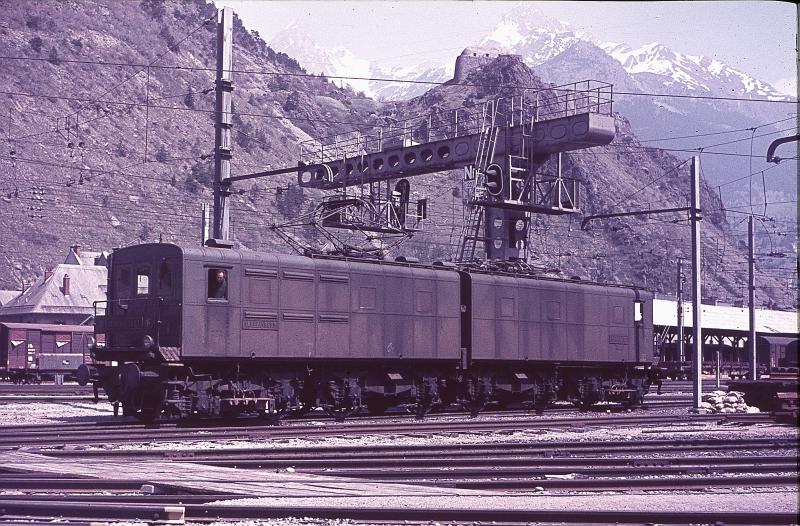 Die 1ABBA1 wartet hier auf ihren G�terzug im Hintergrund das Mont Cenis Bergmassiv