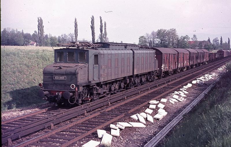 Die 1CC1 der Reihe 3800 wurden auch im Schubdienst eingesetzt.