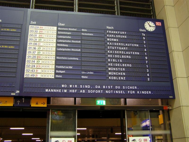 Die 2. Anzeigetafel abends in Mannheim.