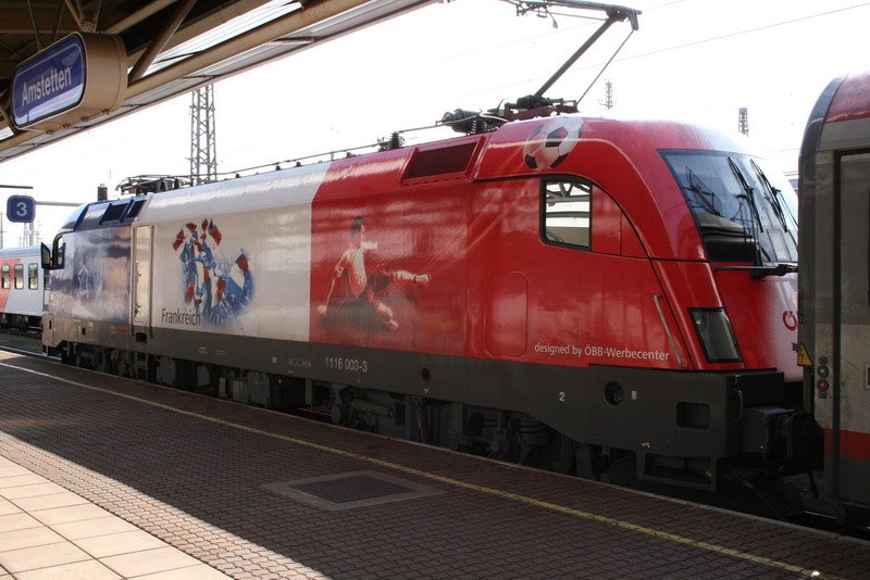 Die 2. Aufnahme der EM-Lok Frankreich (1116 003-3) am 18.03.2008, 10:06 Uhr beim Halt in Amstetten Fahrtrichtung Wien.