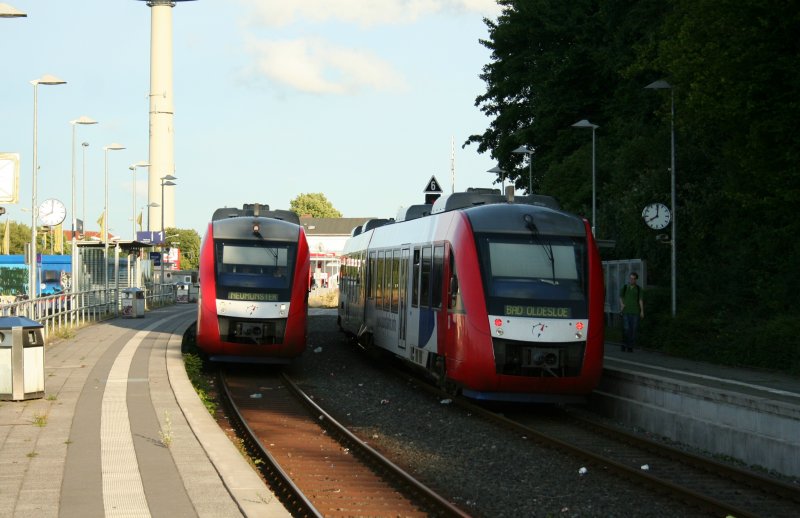 Die 2 Triebwagen der NBE VT2.74  Segeberg  und VT2.75(noch namenslos) bei der Zugkreuzung am 28.6.2008 in Bad Segeberg.
