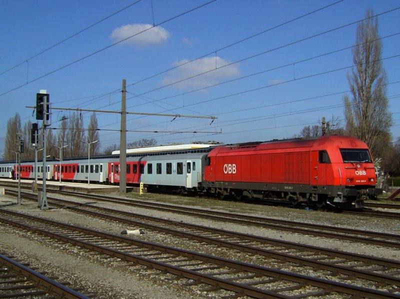 Die 2016 034 am 15.03.2008 mit einem REX bei der Ausfahrt aus Wiensdbahnhof. 