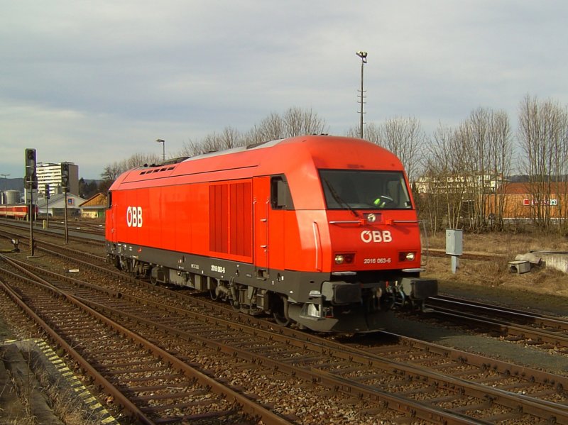 Die 2016 063 am 04.02.2008 bei einer Rangierfahrt in Braunau. 