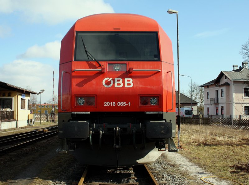 Die 2016 065 am 28.02.2009 abgestellt in Braunau. 
