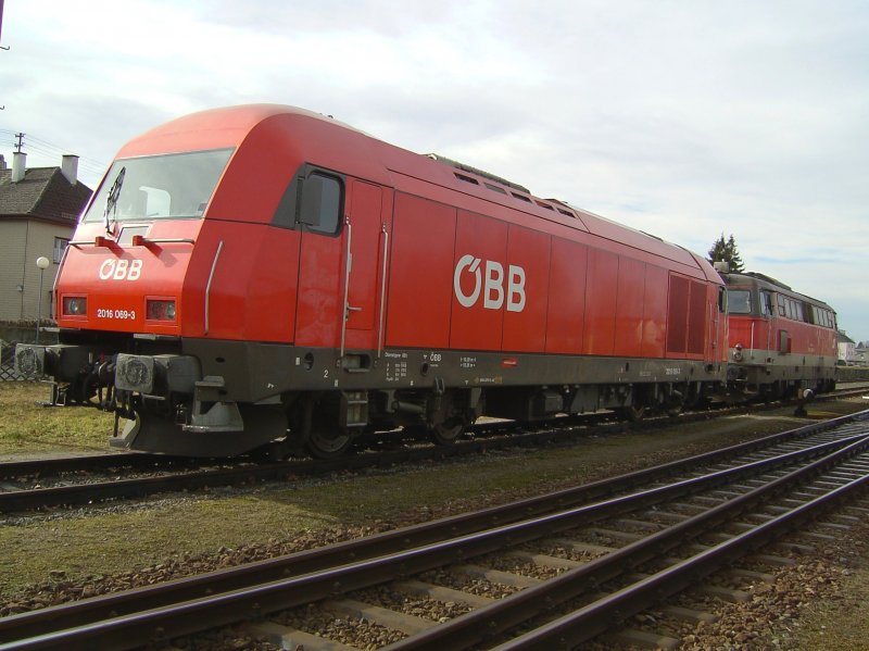 Die 2016 069 und die 2043 029 am 04.02.2008 in Braunau abgestellt und warten auf neue Eins�tze.      