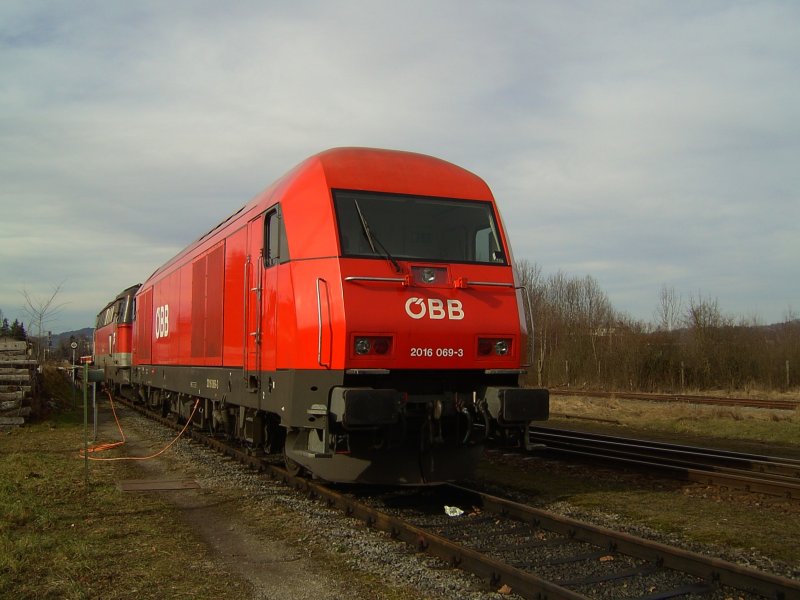 Die 2016 069 am 04.02.2008 in Braunau. 