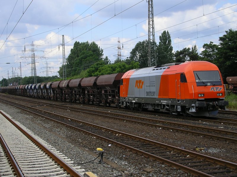 Die 2016 905 von RTS (SWIETELSKY/Graz) mit Schotterwagen in
Dortmund Mengede.(13.07.2008)