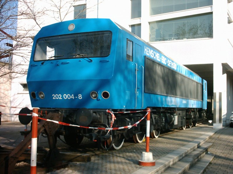 Die 202 004-8, fotografiert am LTA in Mannheim am 26.03.2007. Momentan steht die Lok gut sichtbar, au�erhalb des Museums, zu wohl kleineren Ausbesserungsarbeiten. Um die Lok zu sehen ist kein Eintritt erforderlich. Wer aber schon mal hier ist, ein Besuch des Museums lohnt sich auf jeden Fall. 