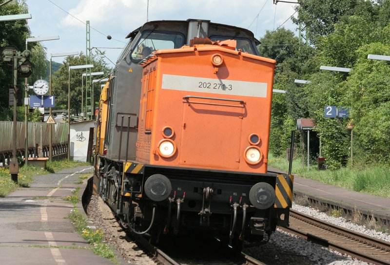 Die 202 271-3 der Bocholter Eisenbahn Gesellschaft zieht einen Bauzug durch Erpel am 16.07.2009