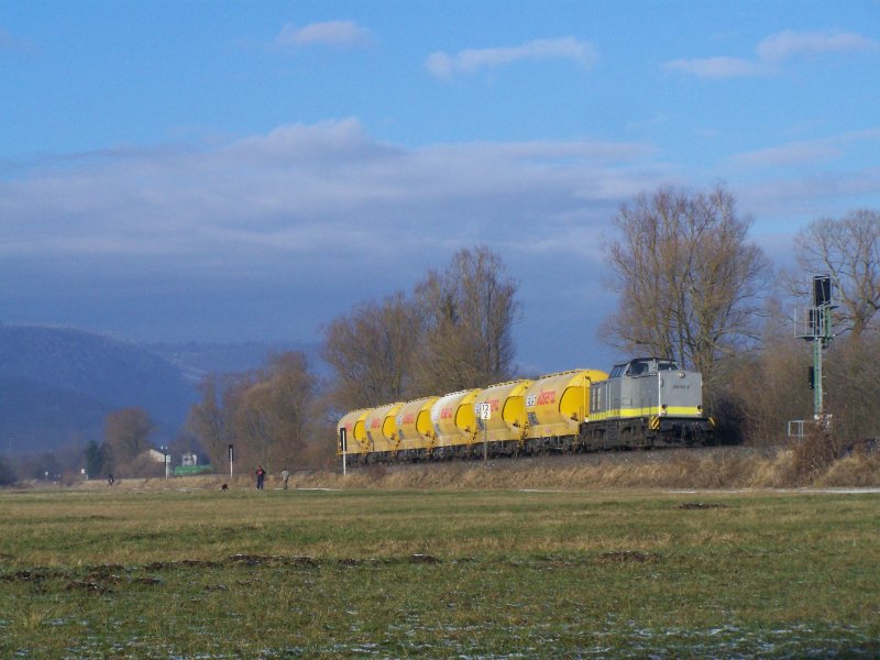 Die 203 507-9 fuhr am 29.Dezember 2007 mit dem Josera auf der Brenzbahn. Hier zwischen Oberkochen und Knigsbronn.