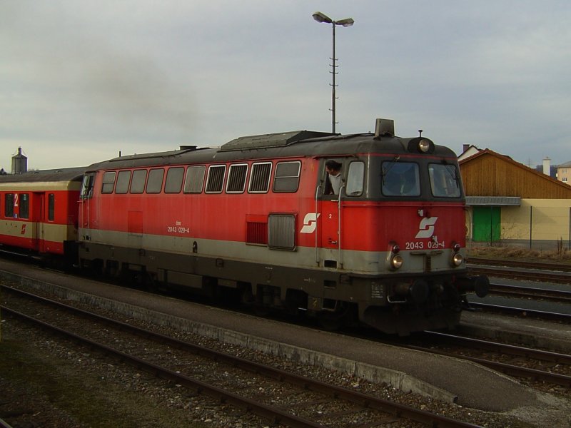 Die 2043 029 am 04.02.2008 bei der ausfahrt aus Braunau mit dem R 5991 nach Neumarkt-Kallham.