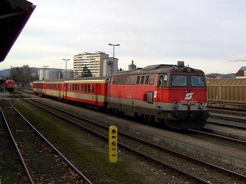 Die 2043 029 am 04.02.2008 bei der Ausfahrt mit einem Regionalzug aus Braunau. 
