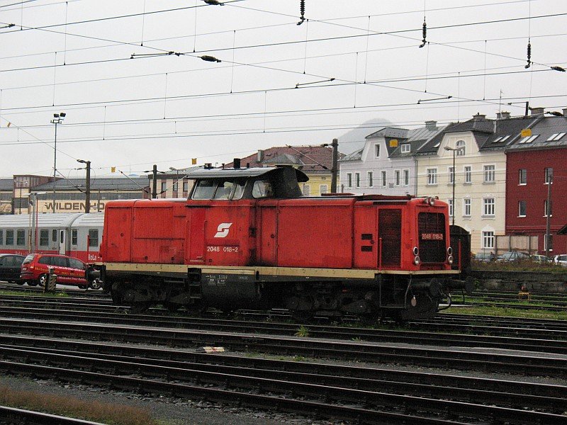 Die 2048 018 die fr die Salzburger Lokalbahn im Einsatz ist am 30.11.07 in Saltzburg HBF
