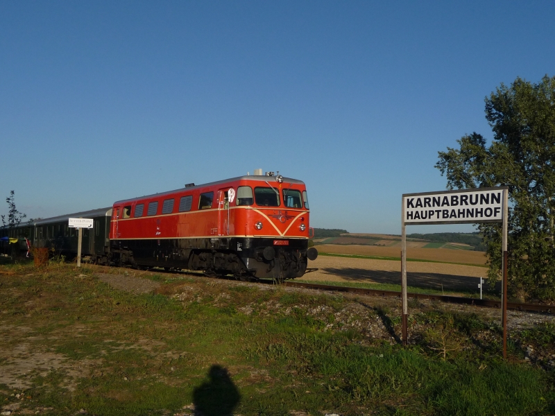 Die 2050.09 fhrt mit einem 4-teiligen, tannengrnen Schlierenwagenzug durch den Hauptbahnhof Karnabrunn. (04.10.2009)