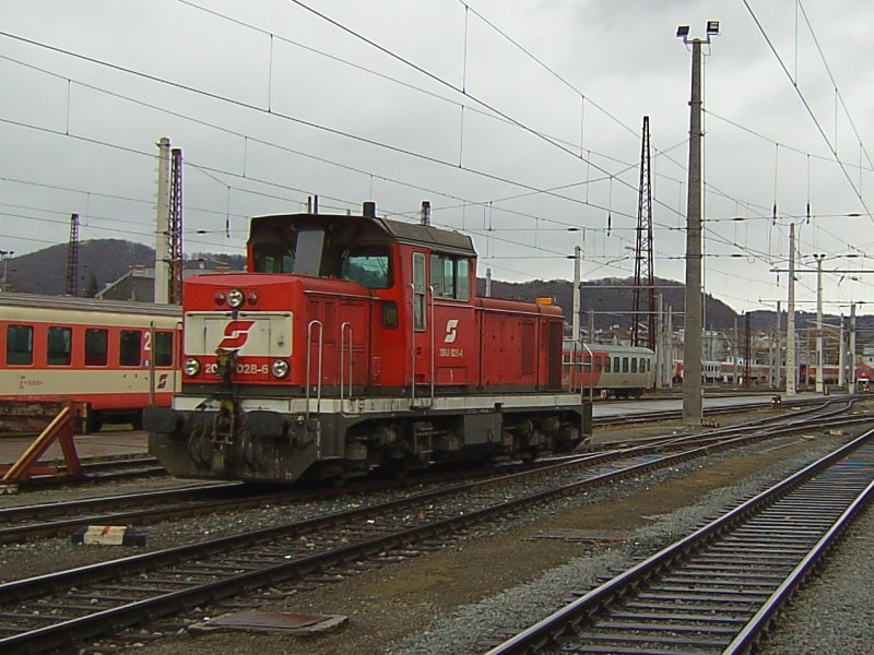 Die 2068 028 am 02.02.2008 bei Rangierarbeiten in Salzburg Hbf. 