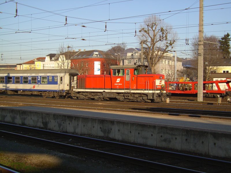 Die 2068 036 am 21.02.2007 mit einer  Rola  am harken in Salzburg Hbf.