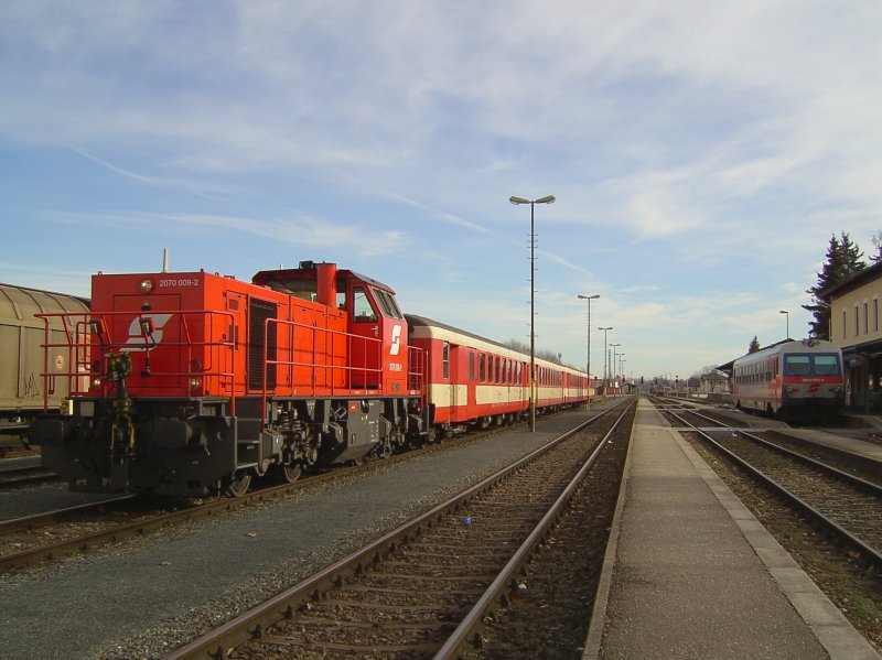 Die 2070 009 am 04.02.2008 bei Rangierarbeiten in Braunau auf Gleis 1 steht der 5047 031 