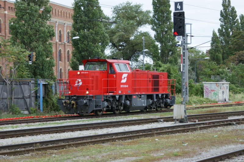 Die 2070 054-8 wartet am 05.09.09 im Wiener Sdbahnhof auf den nchsten Einsatz.