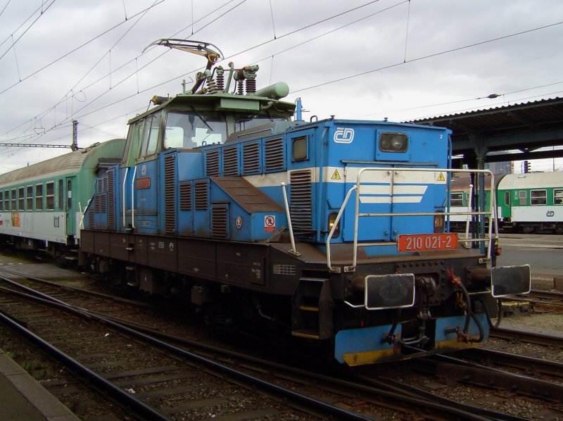 Die 210 021 am 03.10.2008 bei Rangierarbeiten in Pilsen Hbf. 